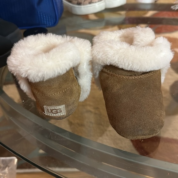 Toddler 4/5 UGGs in Excellent Condition. - Picture 2 of 11